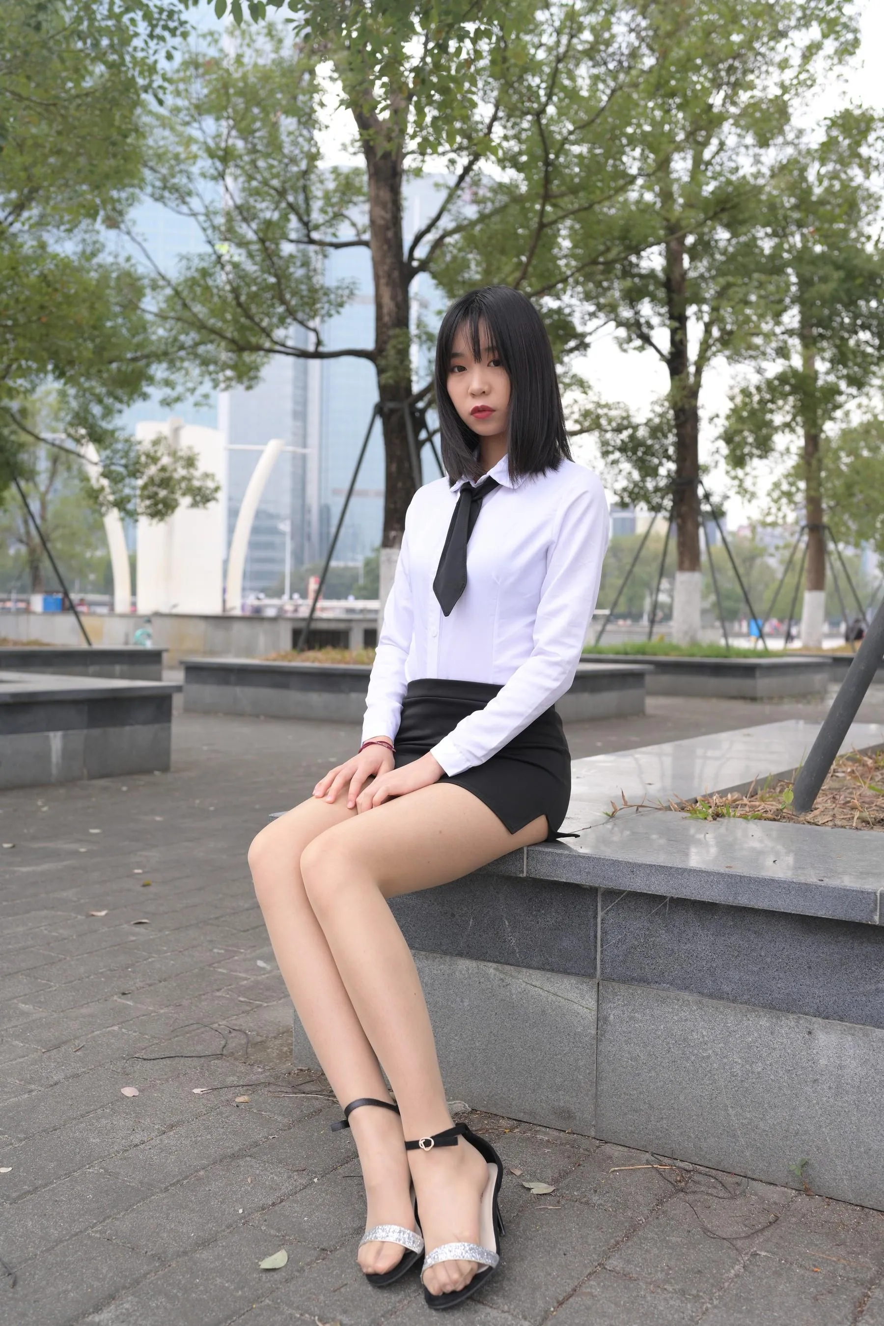 [魔镜街拍] NO.084 程生街拍-商城推销美女长腿肉丝制服 [456P]插图2